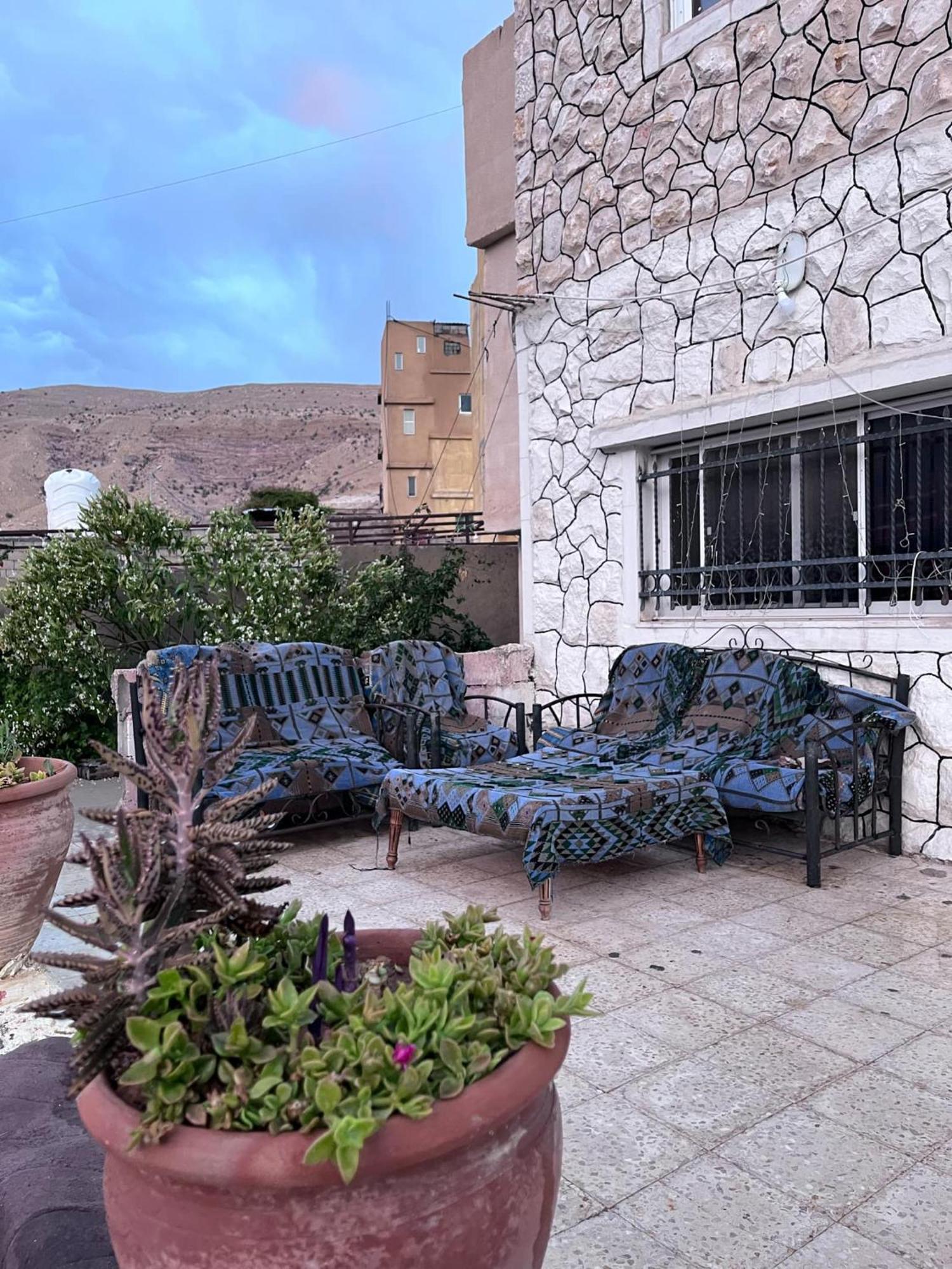 Happy Bedouin House Petra Bed & Breakfast Al Hayy Exterior foto
